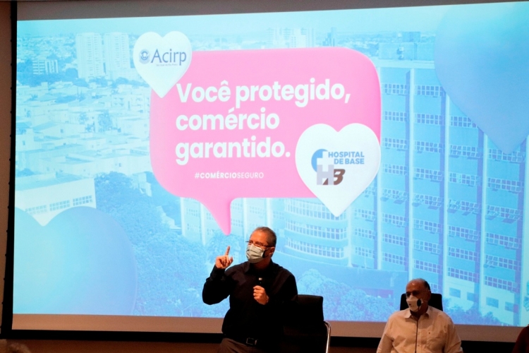 Secretário de Saúde do Estado de São Paulo, Jean Carlo Gorinchteyn, discursa ao lado do diretor da Funfarme, Dr. Jorge Fares