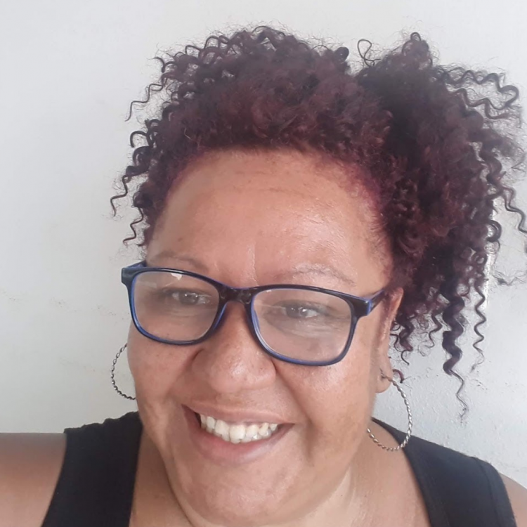 Beta Cunha, Atriz e Arte educadora, Psicóloga de formação, integra o coletivo feminista Elas por Elas, Conselho Afro Municipal e Conselho Municipal de Politicas Culturais