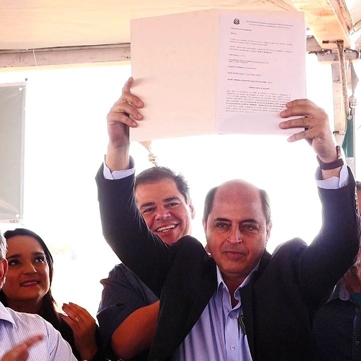 Prefeito Dilmo exibe a ordem de serviço para a obra