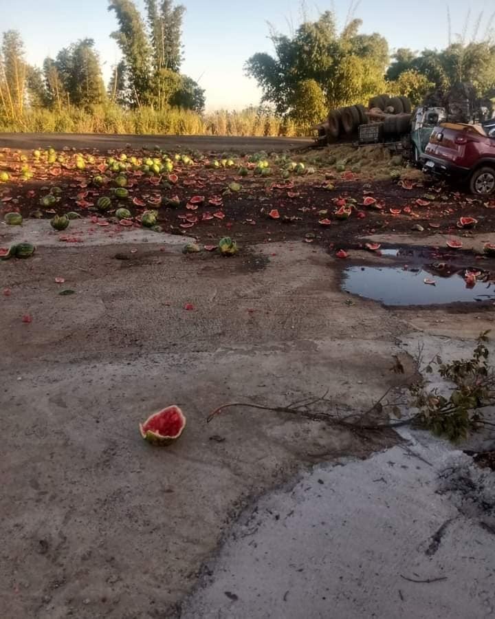 Um caminhão carregado de melancias, com placas de Votuporanga teria forçado uma altrapassagem e acabou batendo com um Fiat/Toro.