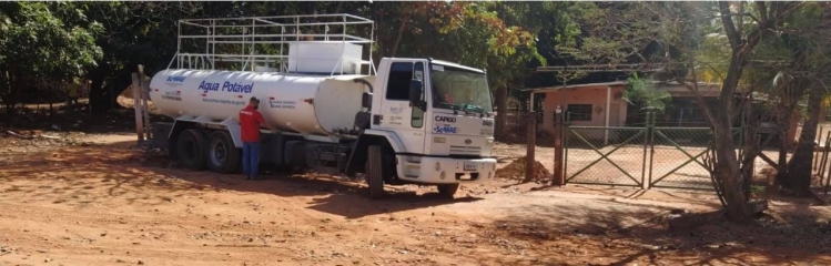 Caminhão-pipa do Semae leva água para a favela da Vila Itália