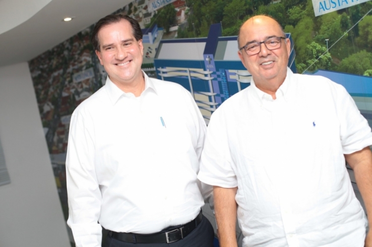 Rogério Melzi (à esq), diretor presidente da Hospital Care, e o médico Mário Jabur Filho, presidente do Grupo Austa