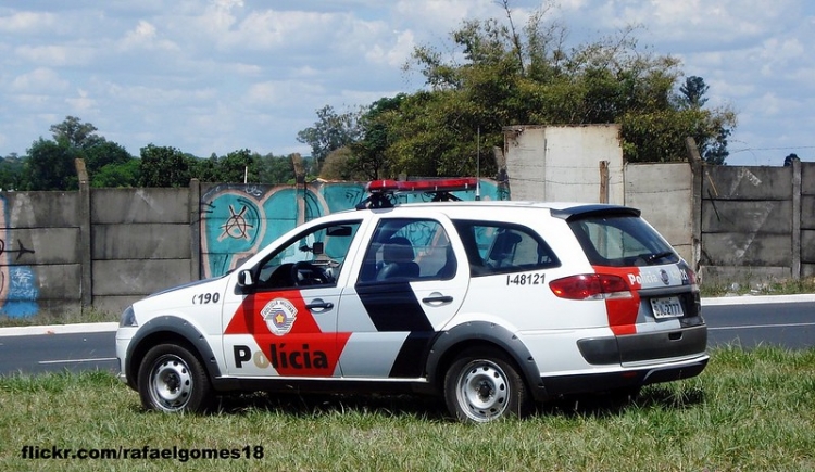 Policiais Militares em ronda pelo bairro Eldorado encontraram uma Fiat/Fiorino 1.4 sem a bateria e em estado de abandono.