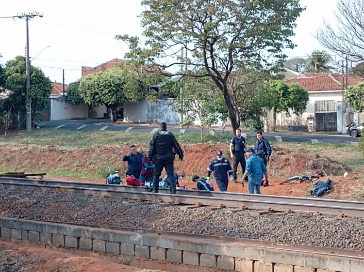 Um homem sem documentos,  foi atropelado na linha férrea, próximo ao Viveiro Municipal, na manhã desta segunda-feira, por volta das 8h.