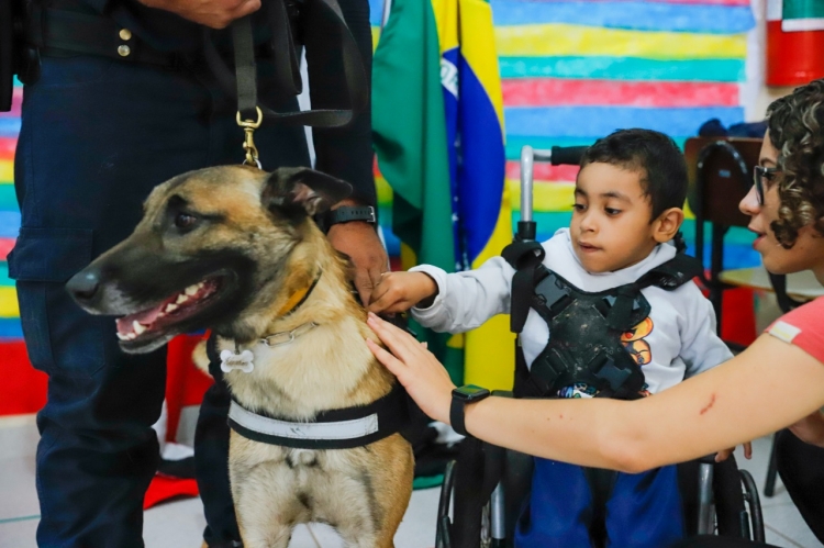 Os policiais levaram cachorros do Canil da GCM, que interagiram com as crianças