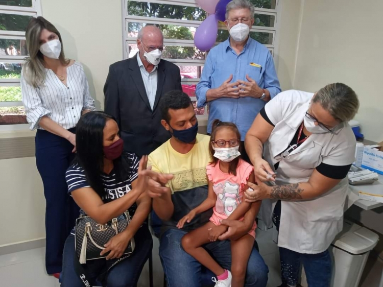 Sophia, primeira criança vacinada contra covid-19 em Rio Preto.