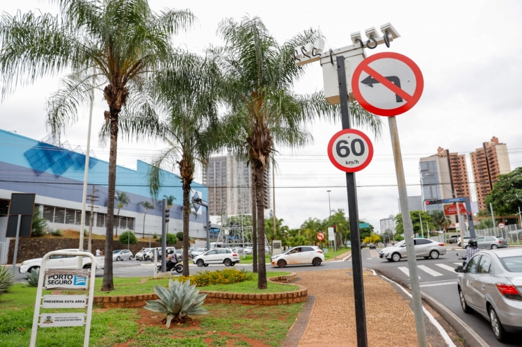 A partir do próximo dia 3, o radar instalado no cruzamento da avenida José Munia com a marginal Arthur Nonato vai passar a autuar motoristas e motociclistas que fizerem a conversão à esquerda – que é proibida pela sinalização.