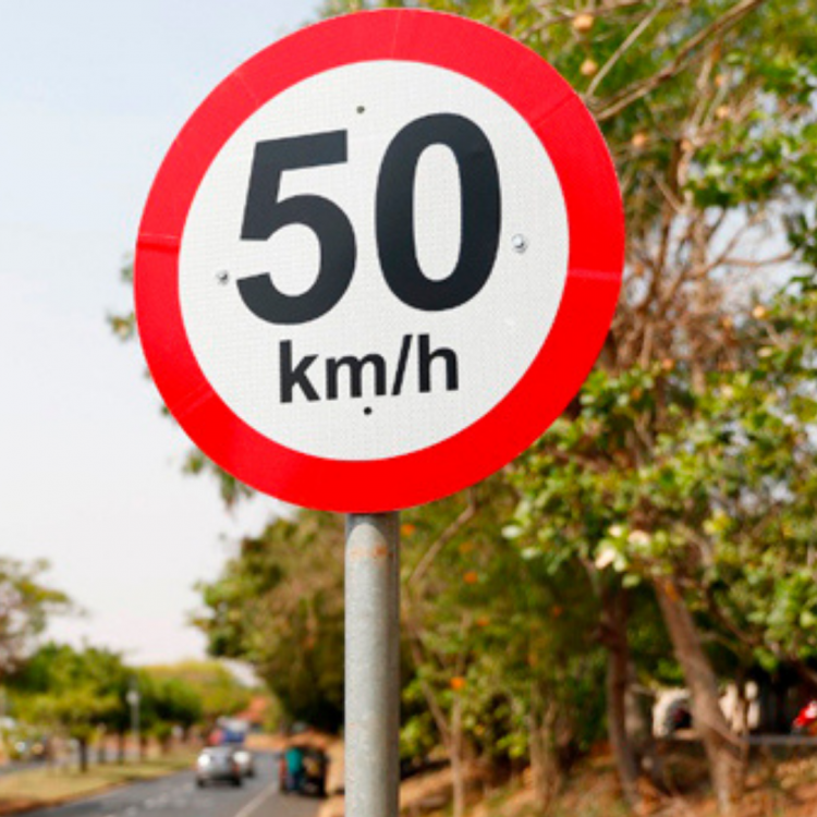 A velocidade máxima permitida foi aumentada de 40 para 50 km/h, a partir das 0h desta quarta-feira, 24 em 2 avenidas