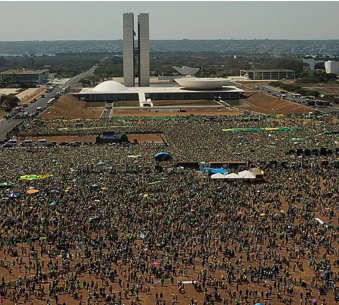 Manifestantes durante ato em apoio a Bolsonaro com pauta golpista na Esplanada dos Ministérios, em Brasília