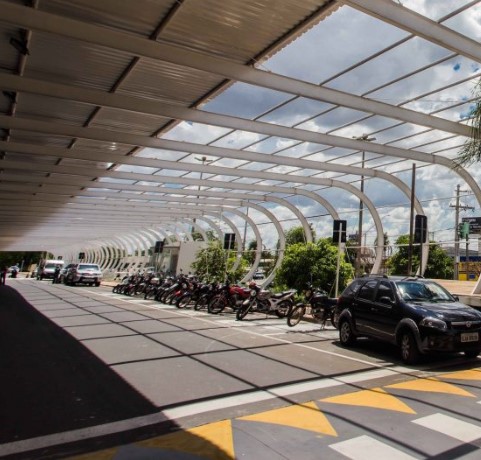 Setor de entrada para veículos e passageiros no aeroporto de Rio Preto