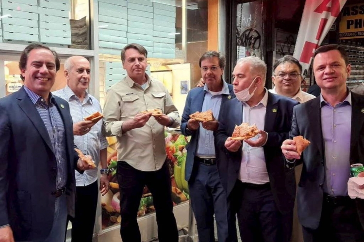 Bolsonaro come pizza com comitiva durante viagem à Nova York, onde participa da Assembleia Geral da ONU 