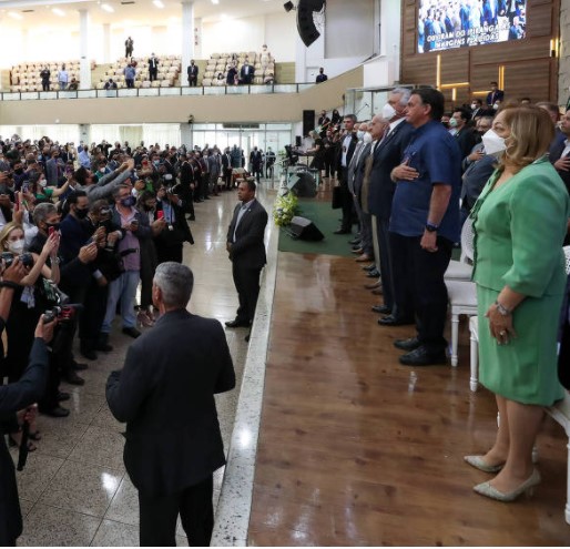 O presidente Jair Bolsonaro (de camisa azul no palco) participa de culto com líderes evangélicos em Goiânia