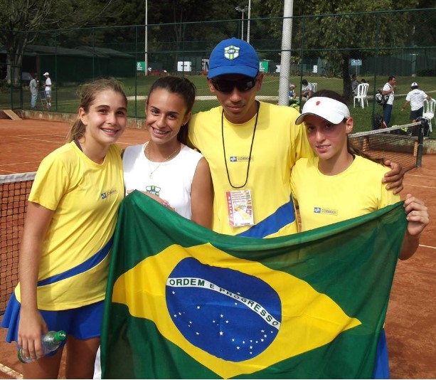 Eder com Julia Gomide, Leticia Vidal e Luísa Stefani