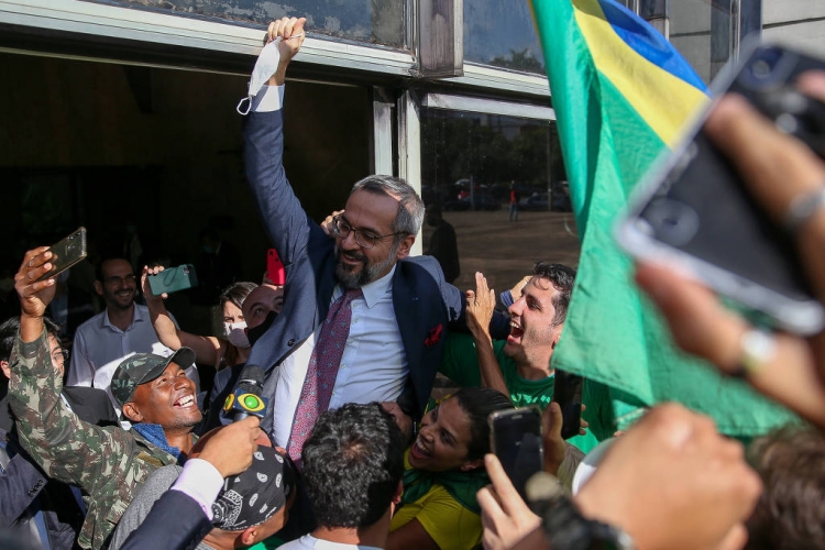 O ministro da Educação, Abraham Weintraub, é carregado por apoiadores ao deixar a sede da Polícia Federal em Brasília