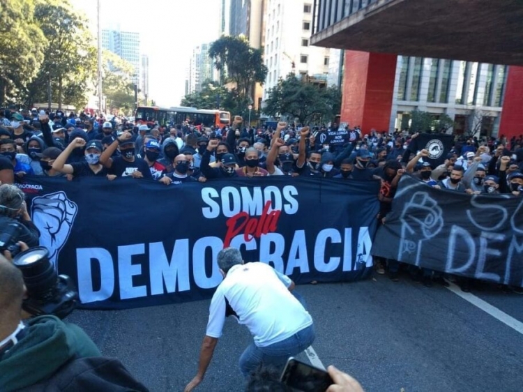 Primeira manifestação antifascista ocorreu no domingo passado na avenida Paulista, em São Paulo