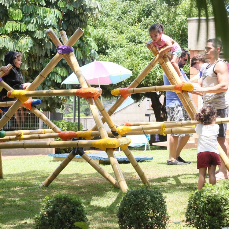 Crianças brincando em atividade ao ar livre