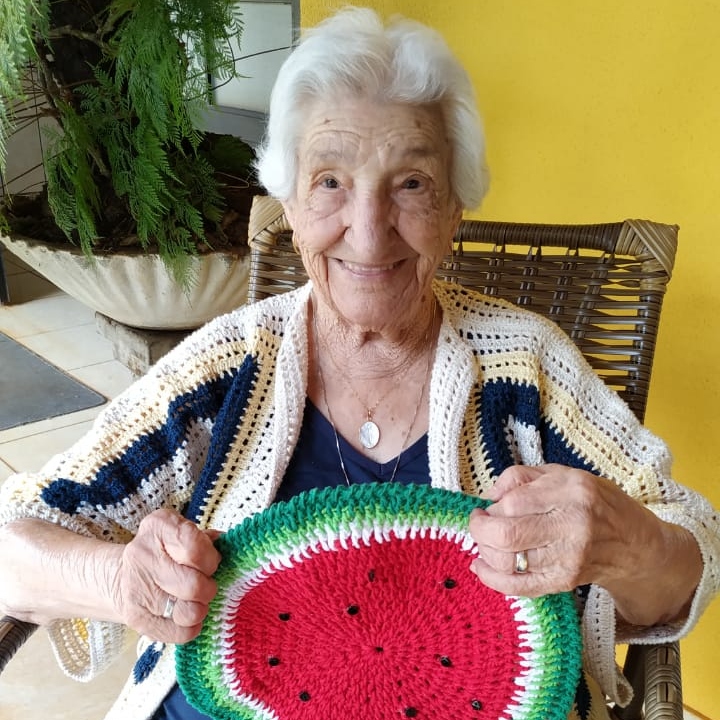 Dona Isaura exibe peças de crochê produzidas por ela