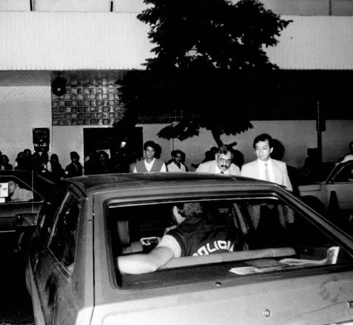 Agentes da PF armados deixam o prédio da Folha em março de 1990