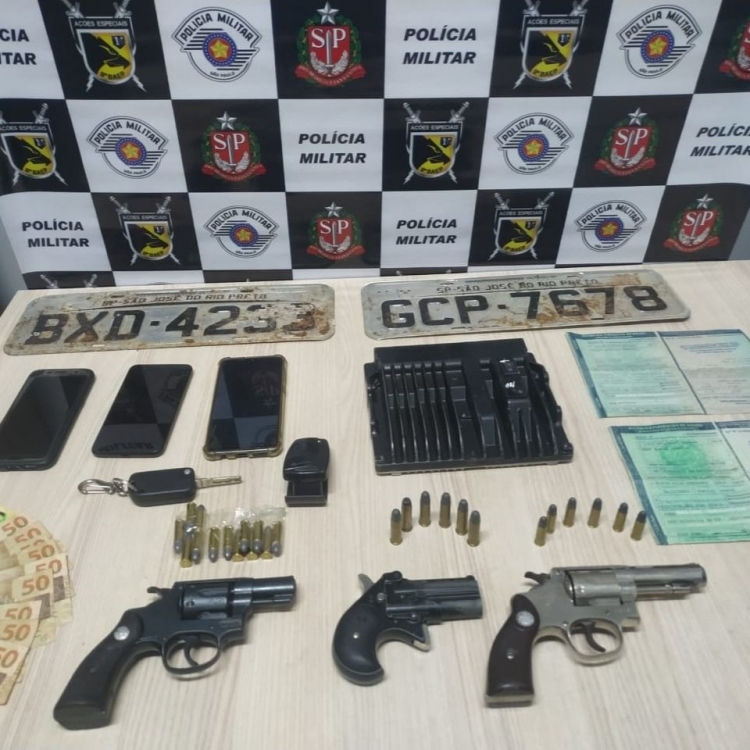 Armas, munições, documentos falsos e equipamentos que facilitam furto de veículos foram apreendidos nas casas dos suspeitos 