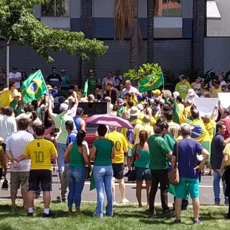 Manifestação percorreu a avenida Alberto Andaló