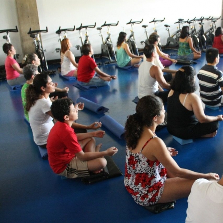Prática de meditação gratuita no Sesc Rio Preto reúne pessoas de todas as idades 