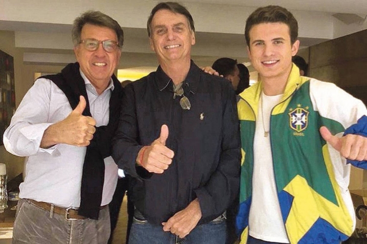 Paulo Marinho e seu filho, André, com o então presidente eleito Jair Bolsonaro em foto de 2018