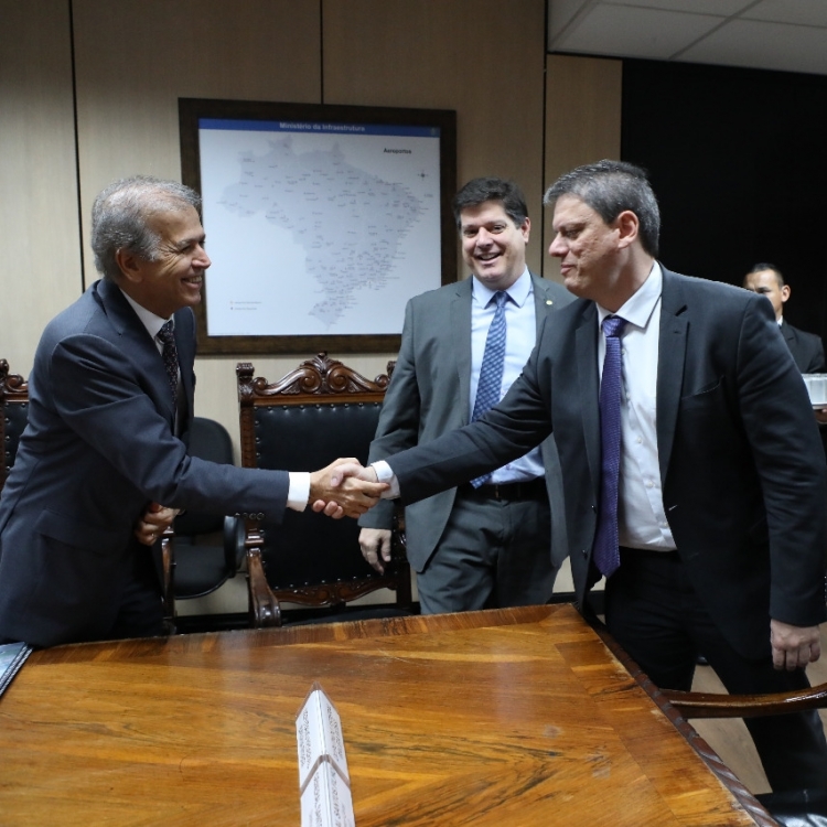 Edinho Araújo (à esq.) durante encontro com ministro Tarcísio Gomes de Freitas