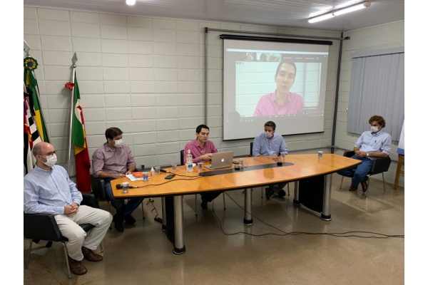 Guilherme Avilla, prefeito de Barretos (ao centro) durante encontro virtual para anunciar repasse à Santa Casa 
