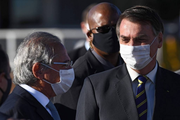 O ministro Paulo Guedes (Economia) ao lado do presidente Jair Bolsonaro usando máscara antes de encontro ministerial