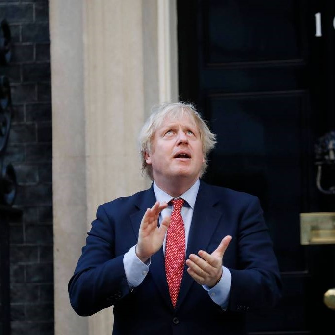 O premiê britânico, Boris Johnson, que teve Covid-19, aplaude os profissionais de saúde durante homenagem nacional