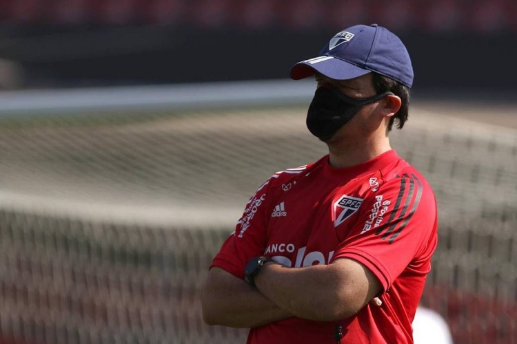 O técnico Fernando Diniz entra na disputa do Brasileirão pressionado para mostrar resultados no São Paulo