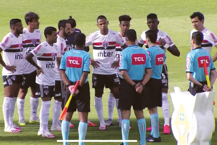 Jogadores do São Paulo conversam com a equipe de arbitragem antes do adiamento da partida