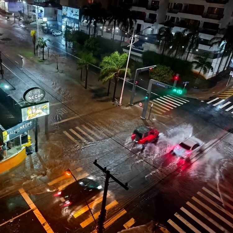 Chuva dificultou a vida do motorista na avenida Alberto Andaló