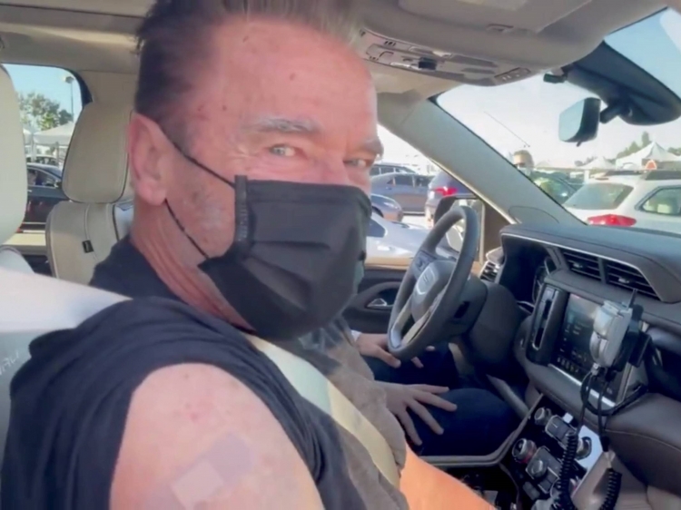 O ex-governador da Califórnia Arnold Schwarzenegger após receber a vacina contra o coronavírus no estádio Dodger Stadium, em Los Angeles, Estados Unidos