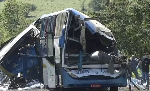 Ônibus parcialmente destruído após colisão com caminhão em rodovia paulista na manhã desta quarta-feira (25); ao menos 20 pessoas morreram no acidente