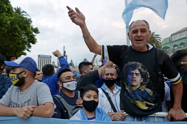 Fãs esperam para prestar homenagem a Diego Maradona durante velório na Casa Rosada
