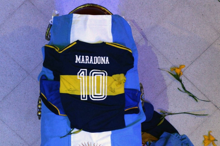 Caixão de Diego Maradona é coberto por camisa do Boca Juniors