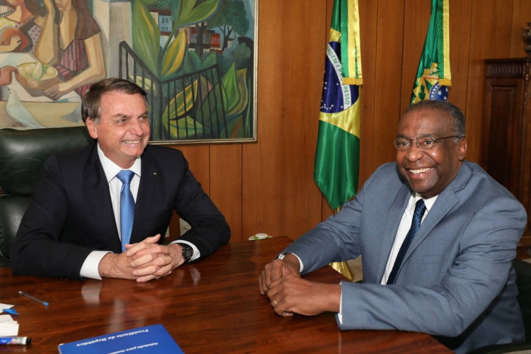 O presidente Jair Bolsonaro com o ministro da Educação, Carlos Decotelli, em Brasília