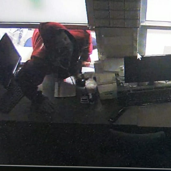 Câmeras da Central de Monitoramento da GCM flagram invasão de criminoso na farmácia da UBS Eldorado.