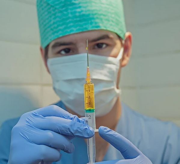 Vacinas em fase final de testes são esperança para acabar com pandemia 
