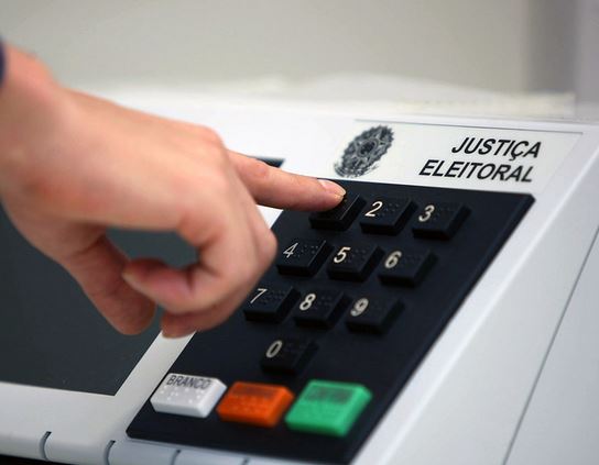  As urnas eletrônicas foram adotadas pela primeira vez em todo o país no ano 2000