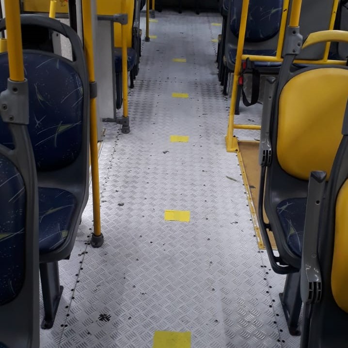 Ônibus passam a ter marcações no chão para indicar distanciamento para pessoas que viajarem em pé.