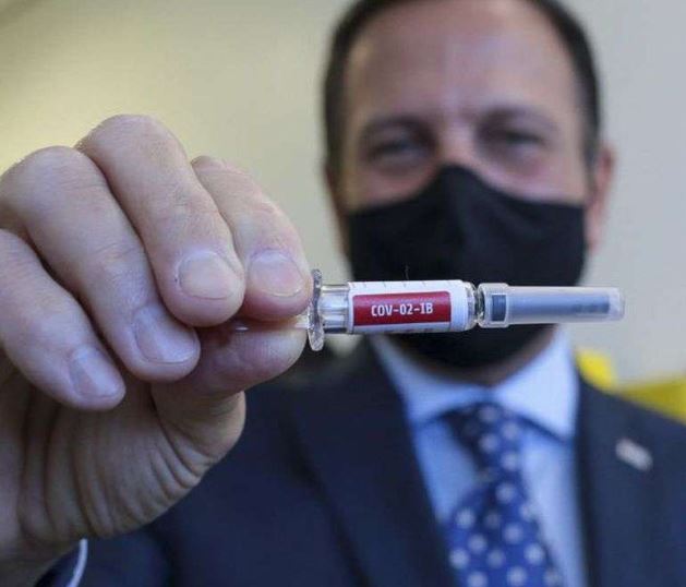 Governador segura dose da vacina que pode imunizar contra Covid-19 