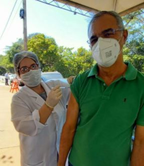 Pedro Roberto durante vacinação nesta quarta-feira (5) 