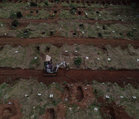 Trabalho de abertura de covas no cemitério da Vila Formosa, na Zona Leste de São Paulo