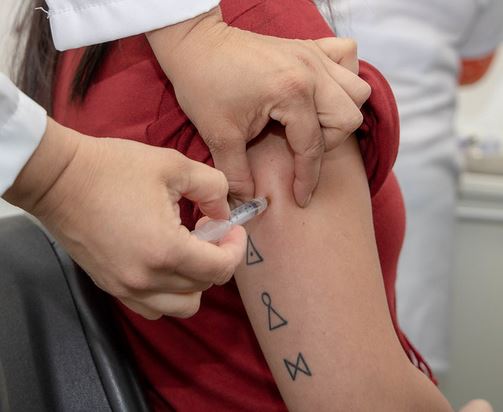 Vacinação para frear Covid-19 deve começar na próxima semana em todo Brasil