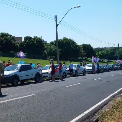 Cerca de 80 veículos participaram da carreata "Fora, Bolsonaro" que percorreu bairros da zona norte de Rio Preto.