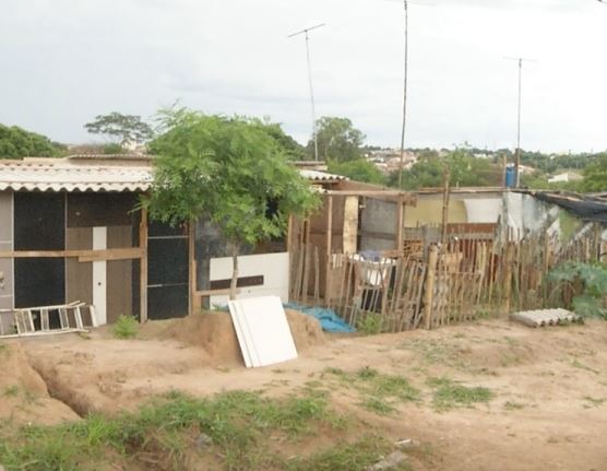 Moradores da favela da Vila Itália não têm acesso à água potável 