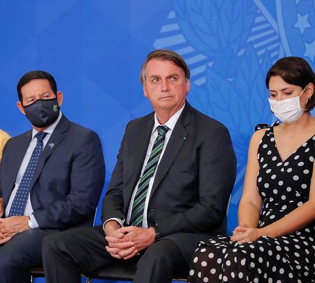 Bolsonaro ao lado do vice, Hamilton Mourão, e da primeira-dama, Michelle Bolsonaro