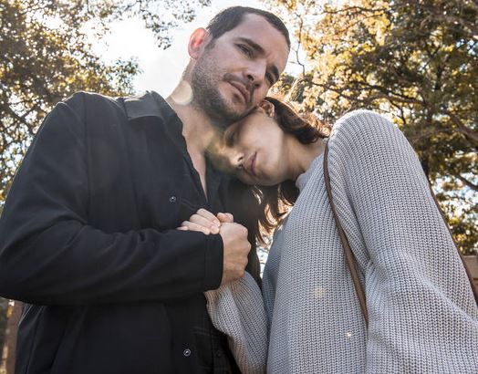 A atriz Letícia Colin e o ator Daniel de Oliveira em cena da série ’Onde Está Meu Coração’